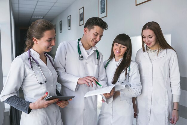 Męscy i żeńscy studenci medycyny z dokumentami