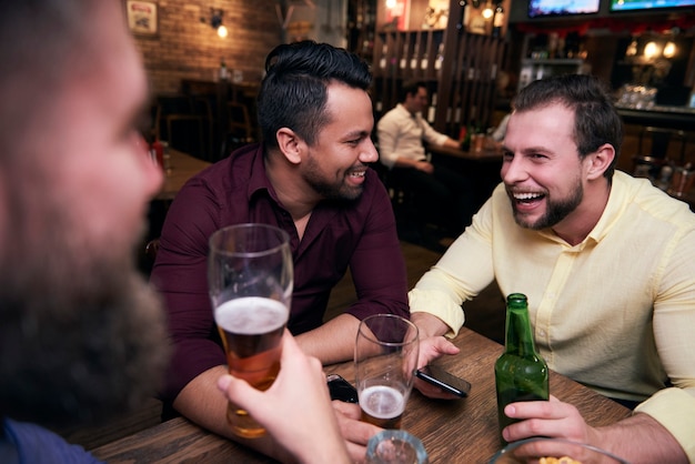 Męscy Przyjaciele Odpoczywają Przy Drinku W Barze?