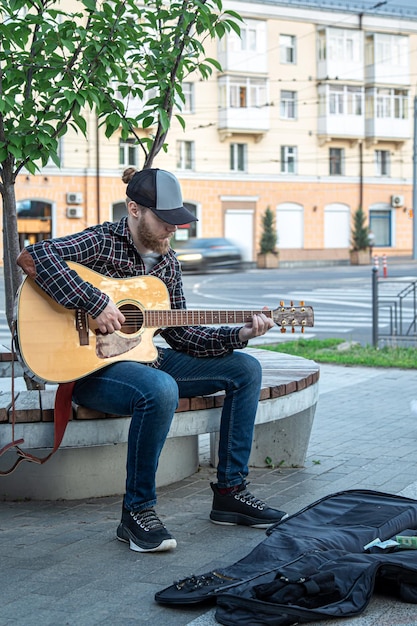 Męski Muzyk Uliczny Gra Na Gitarze Akustycznej