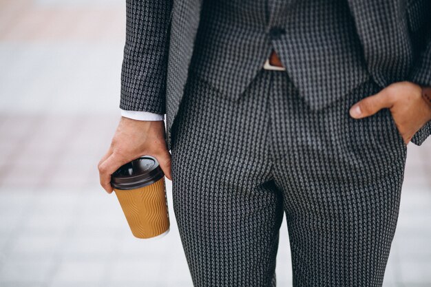 Męskiego kostiumu zakończenia mienia zamknięta kawa w ręce