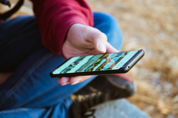 Bezpłatny plik Zdjęcie męskiej dłoni za pomocą swojego telefonu