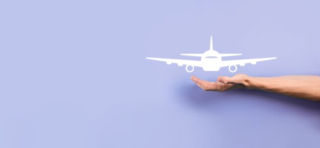 Męskiej ręki trzymającej ikonę samolot samolot na niebieskim tle. zakup biletu banner.nline. ikony podróży dotyczące planowania podróży, transportu, hotelu, lotu i paszportu. koncepcja rezerwacji biletów lotniczych.