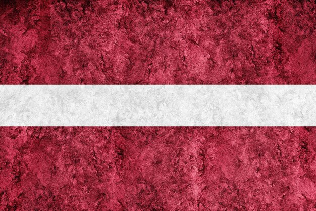 Metaliczna flaga Łotwy, teksturowana flaga, flaga grunge