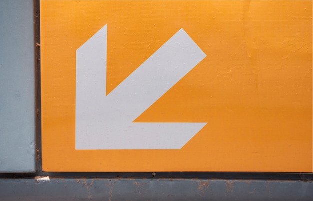 Bezpłatne zdjęcie metro strzała wejściowy znak na pomarańcze