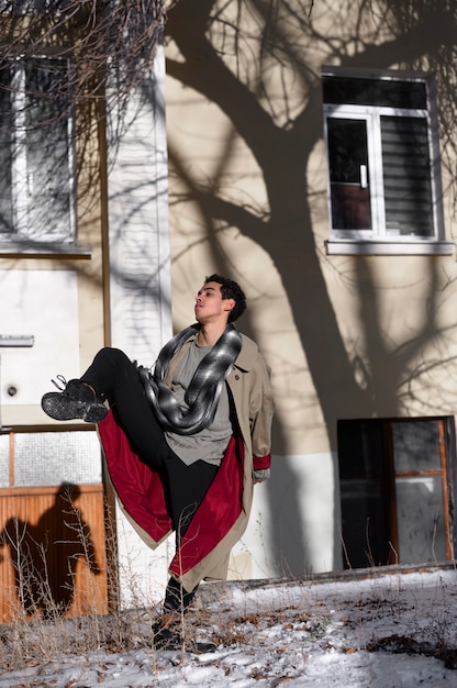 Bezpłatne zdjęcie mężczyzna artysta wykonuje na ulicy balet