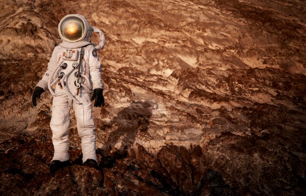 Mężczyzna astronauta badający okolicę podczas misji kosmicznej na innej planecie