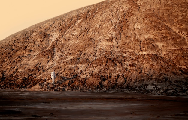 Mężczyzna astronauta eksplorujący misję kosmiczną na innej planecie