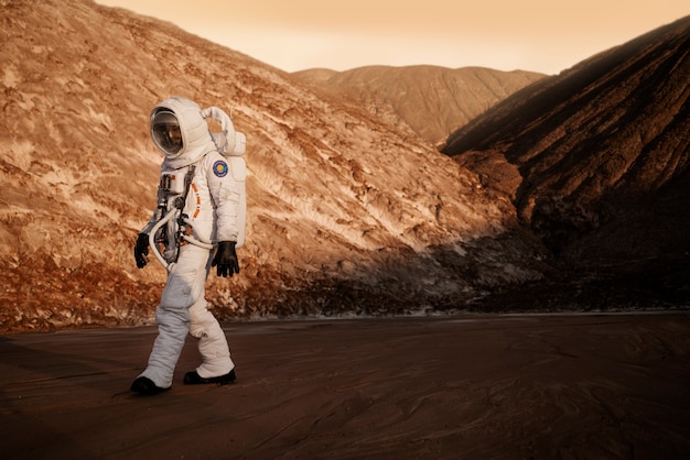 Mężczyzna astronauta podczas misji kosmicznej na innej planecie