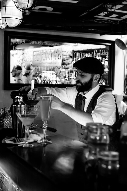Mężczyzna barman w pracy Barman miesza koktajle