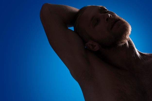 Bezpłatne zdjęcie mężczyzna bez koszuli okazujący świadomość raka prostaty