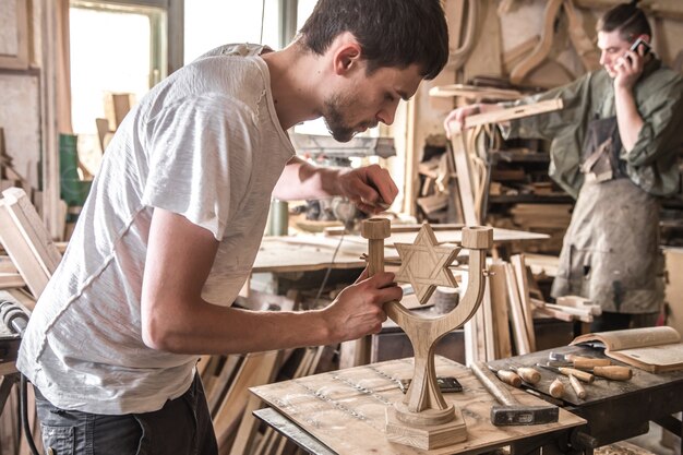 mężczyzna cieśla pracujący z wyrobem z drewna, narzędzia ręczne
