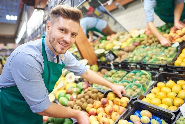 Bezpłatne zdjęcie mężczyzna ciężko pracuje w supermarkecie