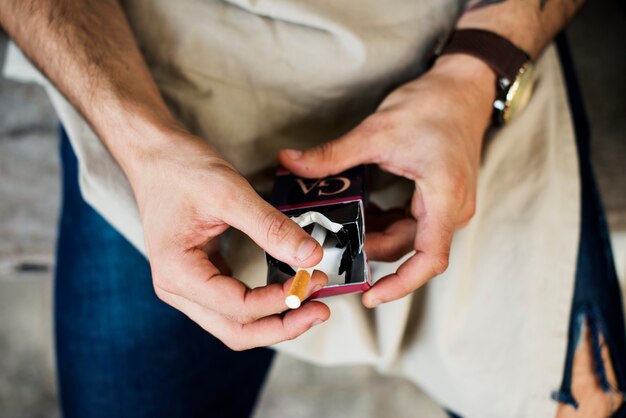 Mężczyzna dostaje cigaratte