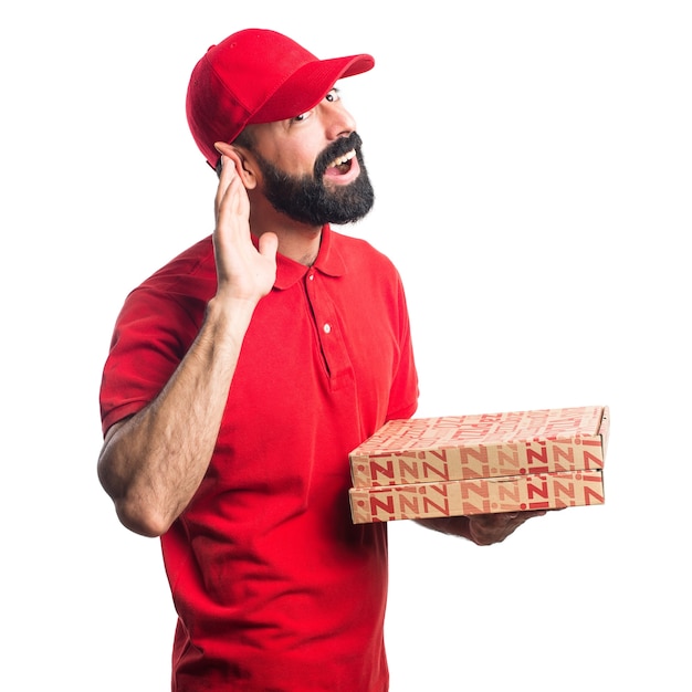 Bezpłatne zdjęcie mężczyzna dostawy pizzy coś słuchającego