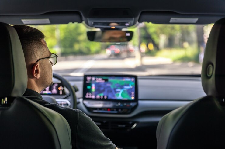 Bezpłatny plik Zdjęcie mężczyzna dotykający ekranu systemu nawigacji gps w swoim samochodzie
