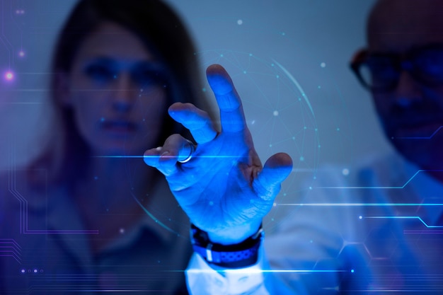 Mężczyzna dotykający wirtualnego ekranu futurystycznej technologii cyfrowej remiksu