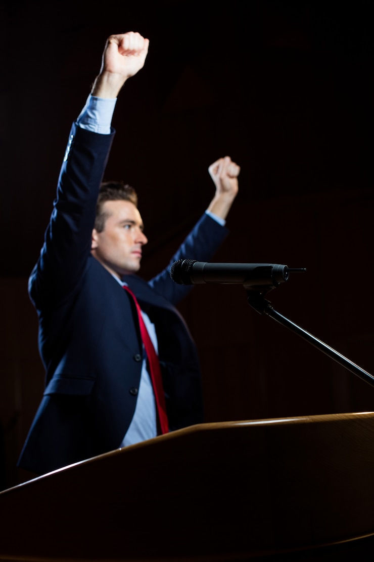 Bezpłatny plik Zdjęcie mężczyzna dyrektor wykonawczy wygłasza przemówienie