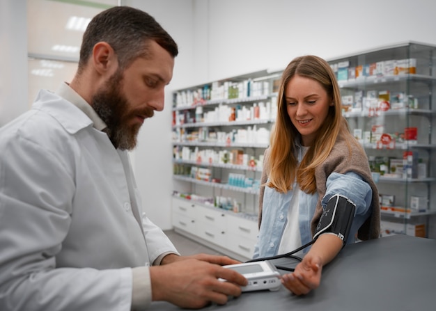 Mężczyzna Farmaceuta Sprawdza Ciśnienie Krwi Kobiety