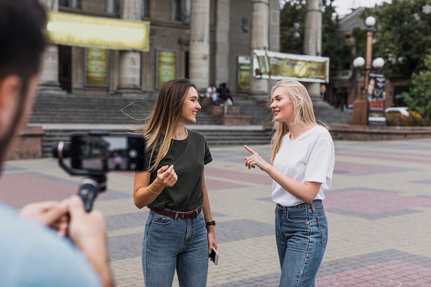 Mężczyzna fotografuje piękne dziewczyny z telefonem