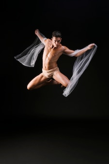 Mężczyzna gimnastyczka skoki w powietrzu