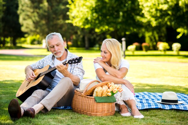 Mężczyzna gra na gitarze dla swojej kobiety