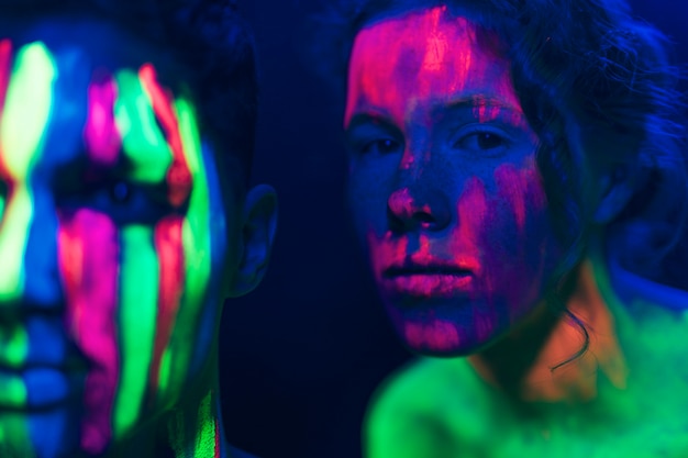 Mężczyzna i kobieta nosi makijaż fluorescencyjny