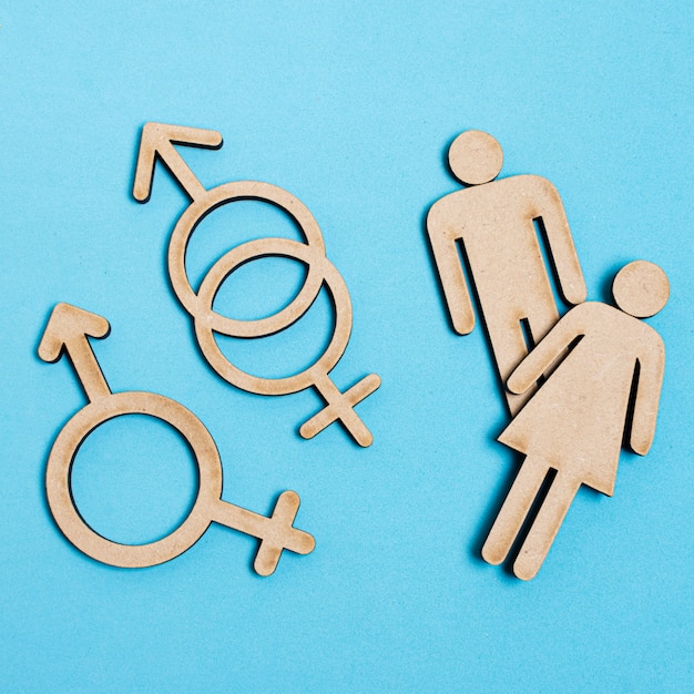 Mężczyzna i kobieta obok znaków płci