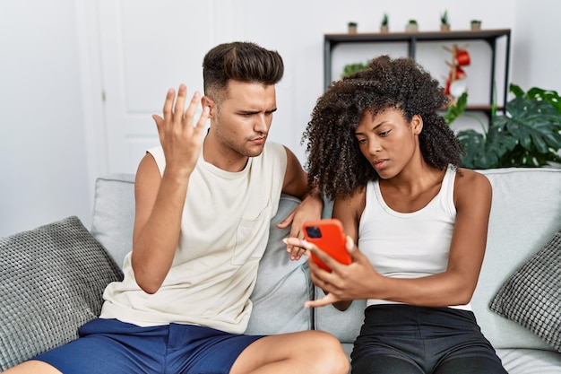 Bezpłatne zdjęcie mężczyzna i kobieta para z problemami przy użyciu smartfona w domu