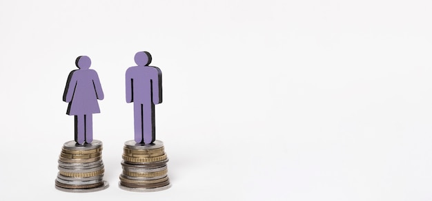 Bezpłatne zdjęcie mężczyzna i kobieta stojąca na stosach monet