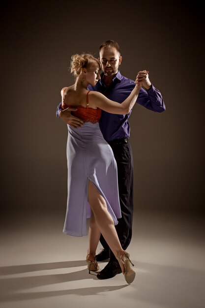 Mężczyzna i kobieta tańczy tango argentyńskie