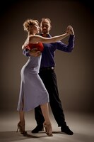 Bezpłatne zdjęcie mężczyzna i kobieta tańczy tango argentyńskie