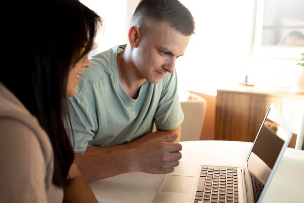 Mężczyzna i kobieta używają laptopa do zakupów online