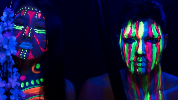 Bezpłatne zdjęcie mężczyzna i kobieta z fluorescencyjnym makijażem