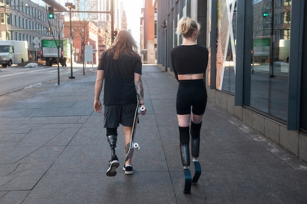 Mężczyzna i kobieta z niepełnosprawnością nóg ćwiczą w mieście