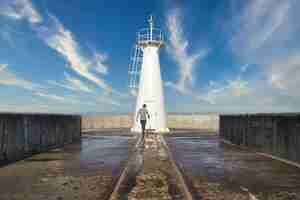 Bezpłatne zdjęcie mężczyzna idący w kierunku latarni morskiej we wschodnim londynie, w rpa.