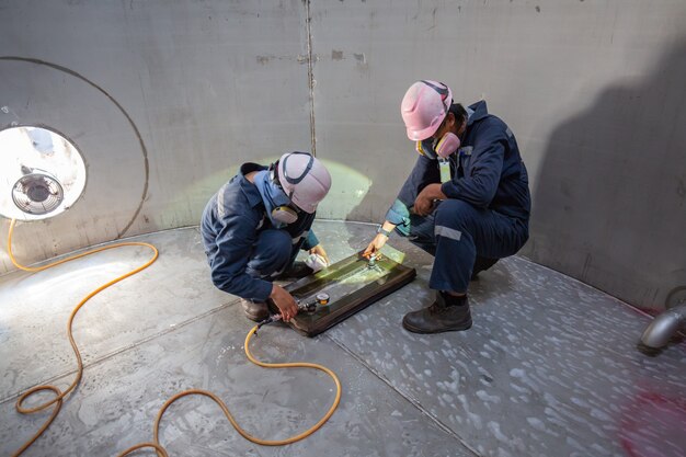 Mężczyzna inspekcja próżniowa zbiornik testowy ze stali nierdzewnej nieszczelność spoiny wewnętrzna ograniczona specyfikacja