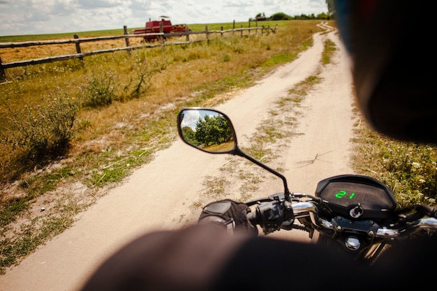 Bezpłatne zdjęcie mężczyzna jedzie motocykl na drodze