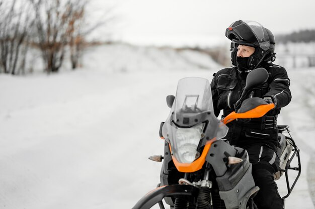 Mężczyzna jedzie motocykl na zimowy dzień