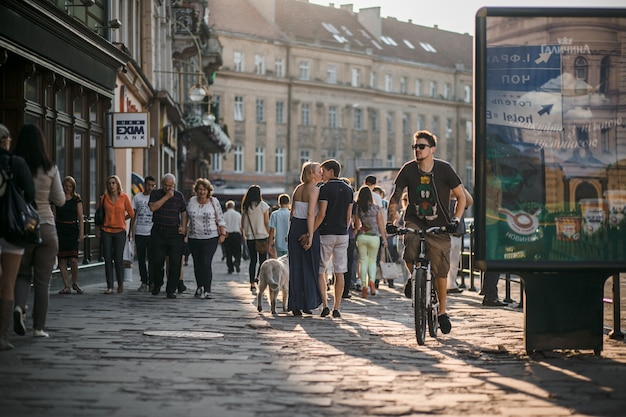 Mężczyzna Jedzie Na Rowerze Na Ulicy