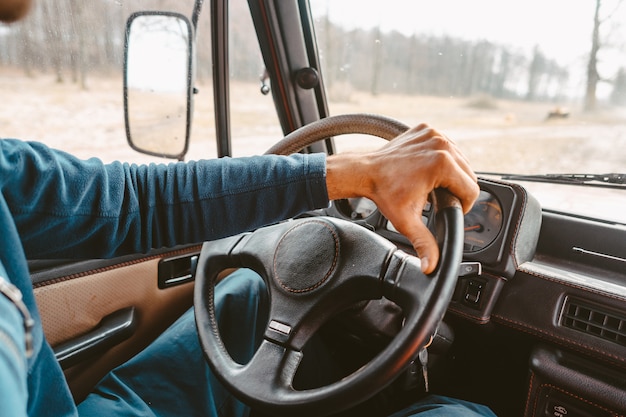 Mężczyzna jedzie suv samochód leśną szlak drogą