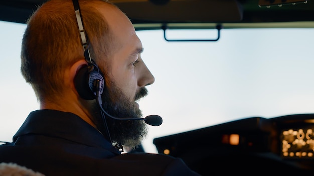 Mężczyzna Kapitan Pilot Latający Samolotem Z Poleceniem Na Desce Rozdzielczej, Używając Nawigacji Lotniczej Do Startu. Przyciski Panelu Sterowania Z Kompasem Radarowym I Przednią Szybą, Międzynarodowe Usługi Lotnicze. ścieśniać.