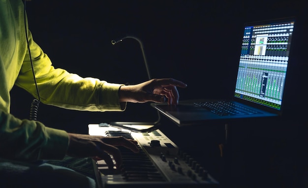 Bezpłatne zdjęcie mężczyzna kompozytor producent aranżer autor tekstów muzyk ręce aranżujący muzykę