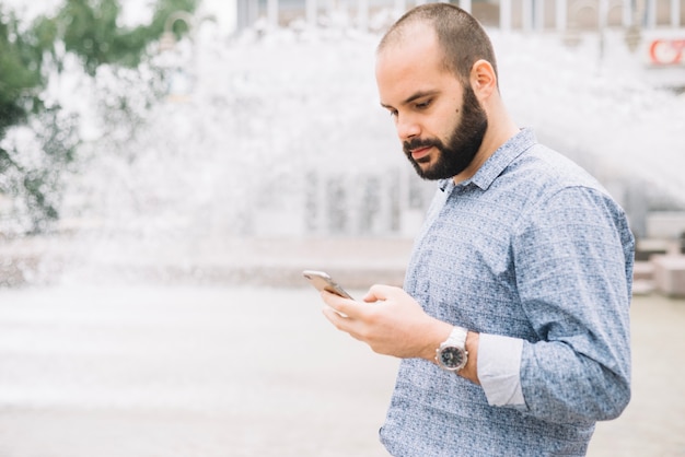 Mężczyzna koncentruje się na telefon