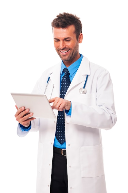 Mężczyzna lekarz pracujący na cyfrowym tablecie