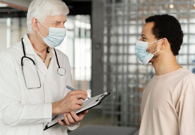 Mężczyzna lekarz rozmawia z pacjentem