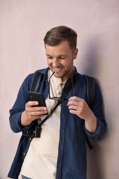 Mężczyzna lokalny podróżnik sprawdzający swój telefon