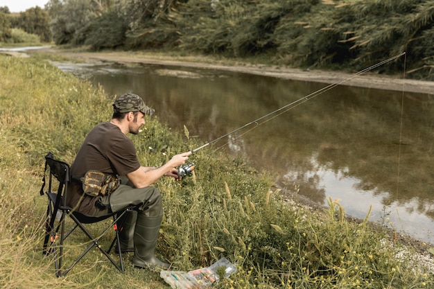 Bezpłatne zdjęcie mężczyzna łowi przy rzeką
