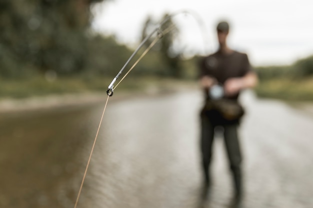 Bezpłatne zdjęcie mężczyzna łowi przy rzeką
