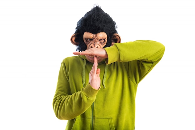 Bezpłatne zdjęcie mężczyzna małpa czyniąc czas na zewnątrz gest
