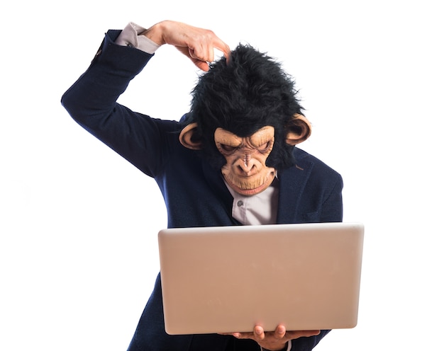 Bezpłatne zdjęcie mężczyzna małpa ma wątpliwości z jego laptopa